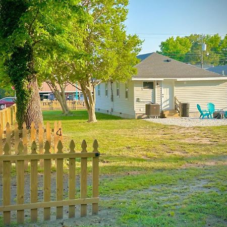 Cottage In Heart Of Colonial Beach, 7 Mins Walk To The Beach Экстерьер фото